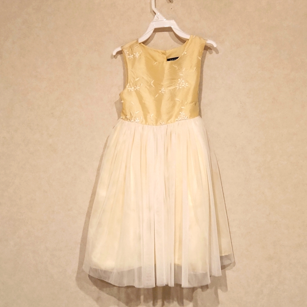 Cute yellow summer dress. Size 6 girls. Tulle like bottom
